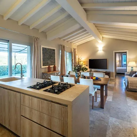 Charming Iesolana Country house *